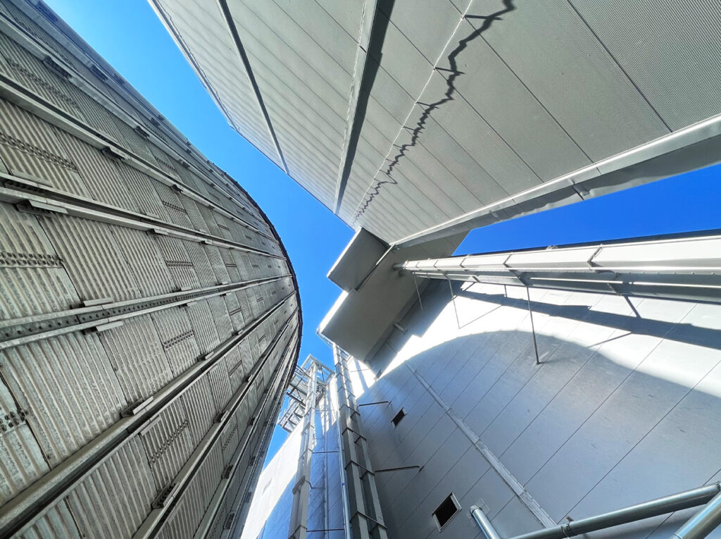 Djupt perspektiv fotograferat uppåt mot himmel längs husfasad